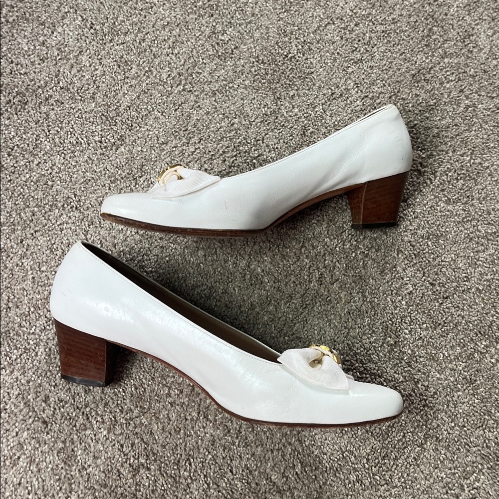 Vintage Salvatore Ferragamo White Bow Pumps with Gold Accent - Picture 14 of 16